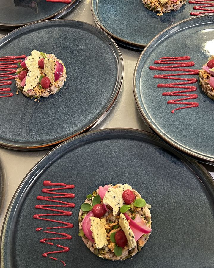 Entrées à la betterave dressées en série