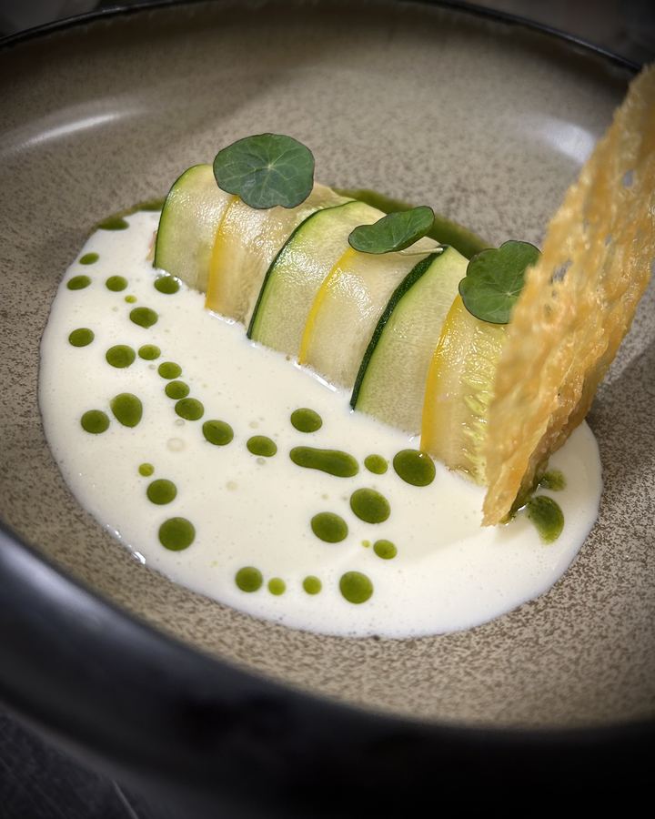 Courgette roulée sur une crème, tuile croustillante