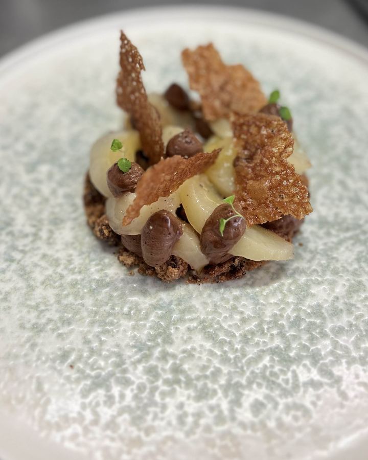 Dessert à la poire et tuiles croustillantes